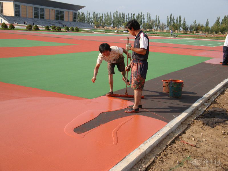 铺设丙烯酸球场前要注意什么？